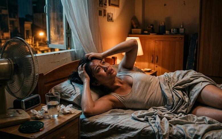 Warm bedroom causing sleep discomfort